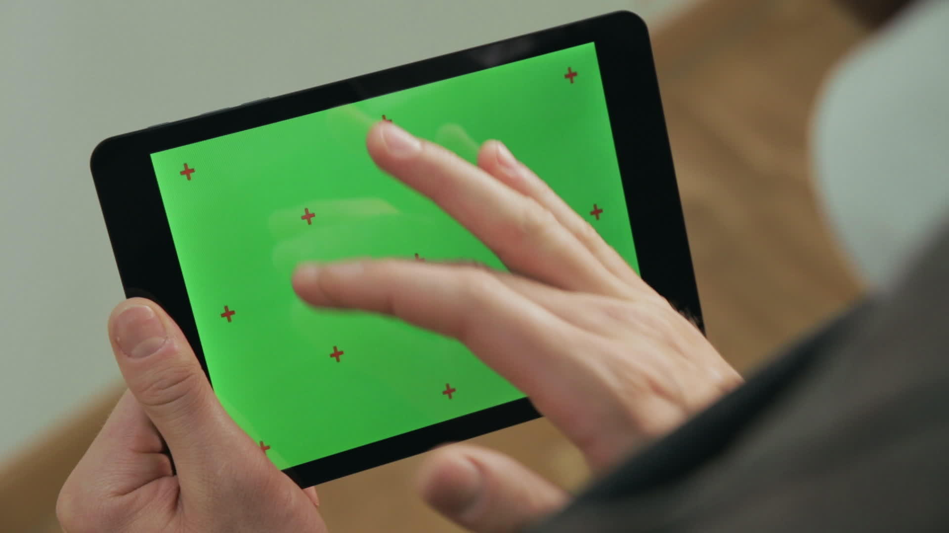 【不需要肖像权】男性手指在平绿色屏幕上打字视频的预览图