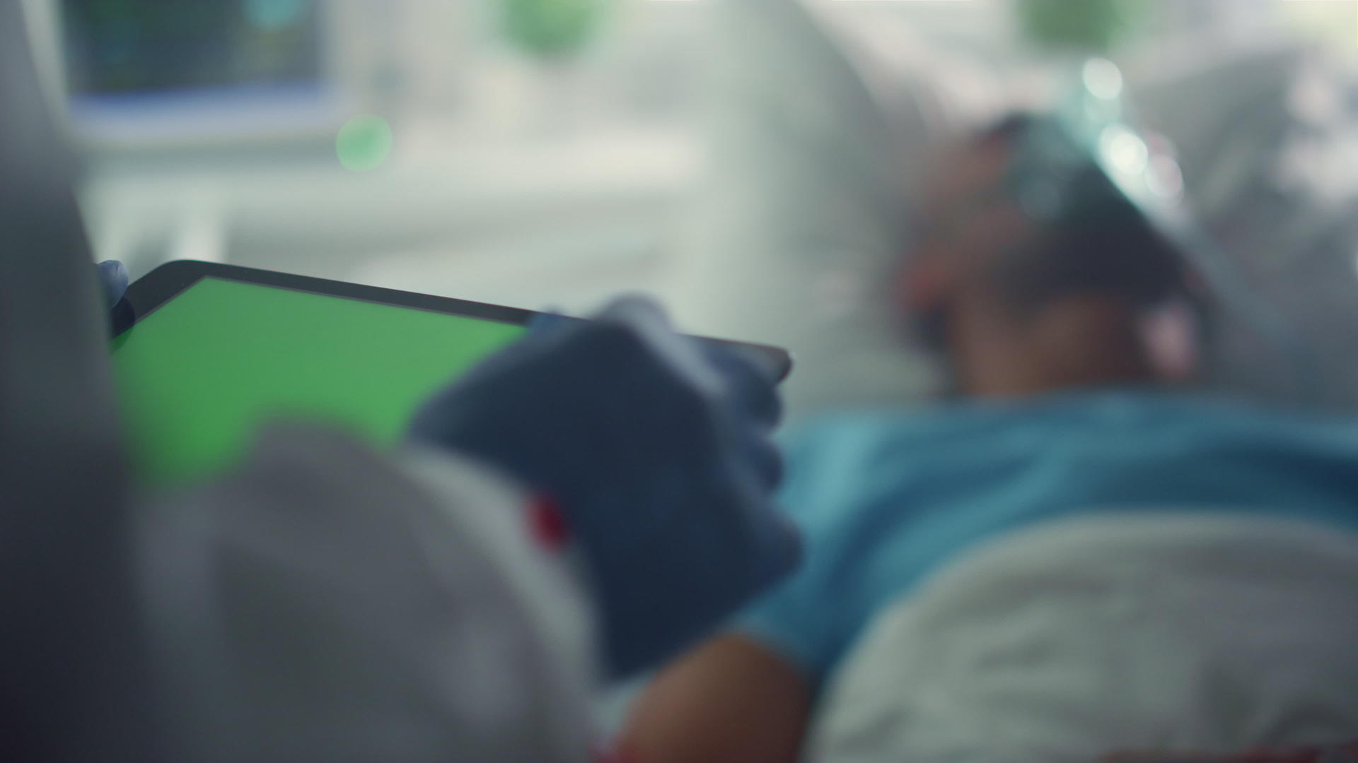 医生用平板电脑绿屏检查患者病史特写视频的预览图