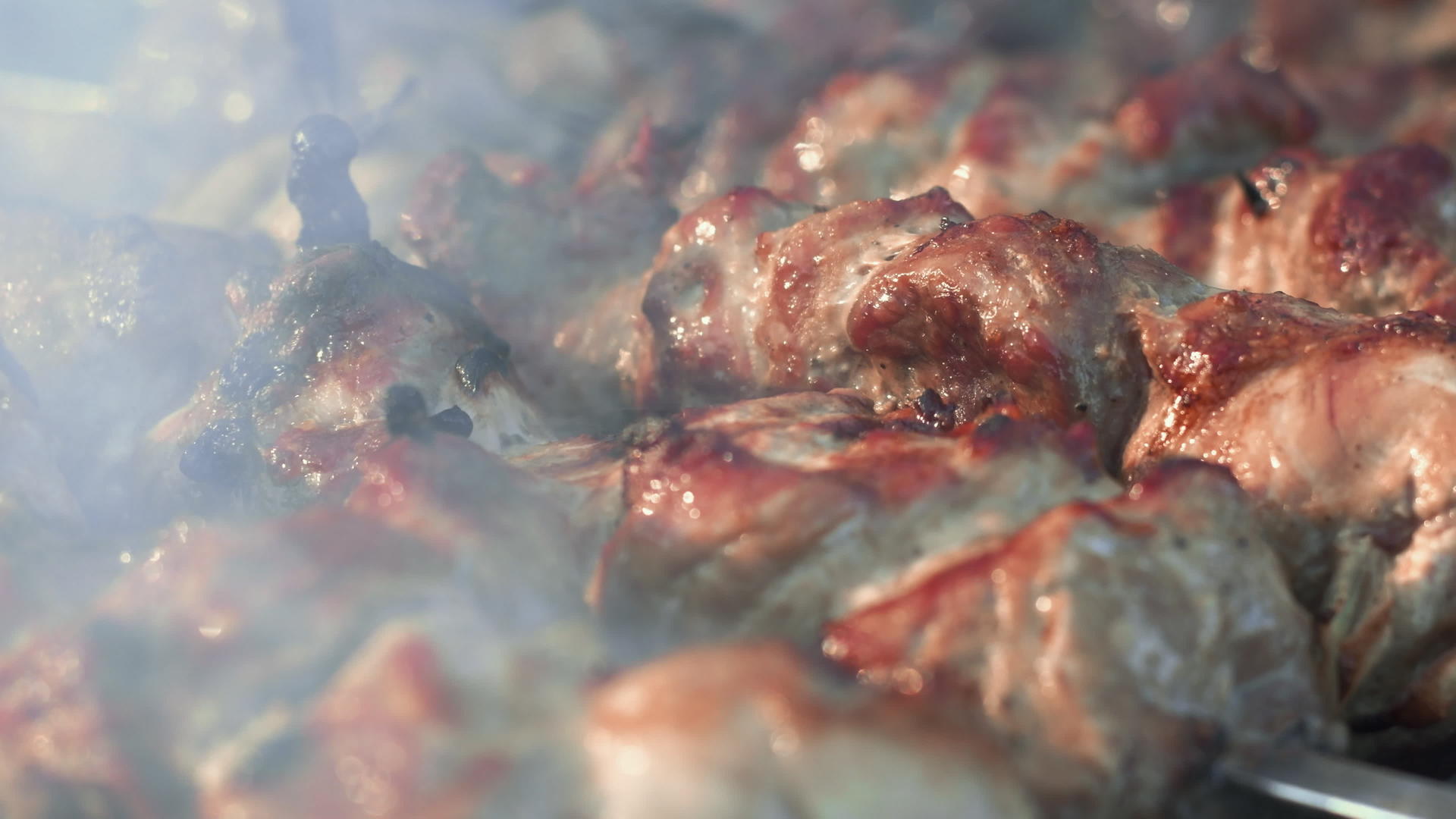 烧烤肉串在热木炭上视频的预览图
