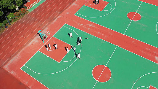 4K航拍操场上打篮球的少年视频的预览图