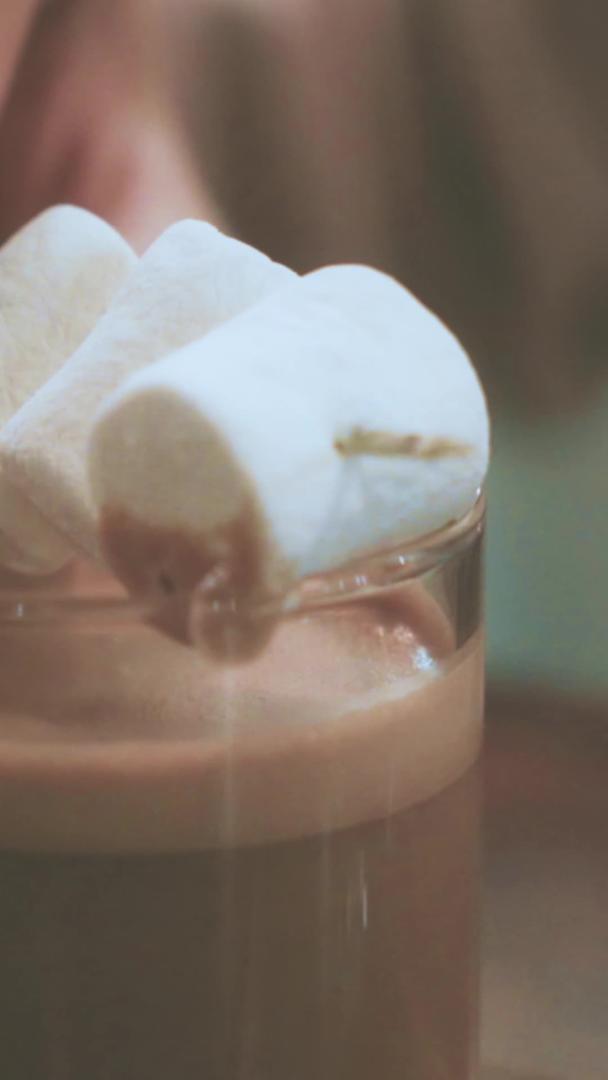 用巧克力酱蘸棉花糖视频的预览图