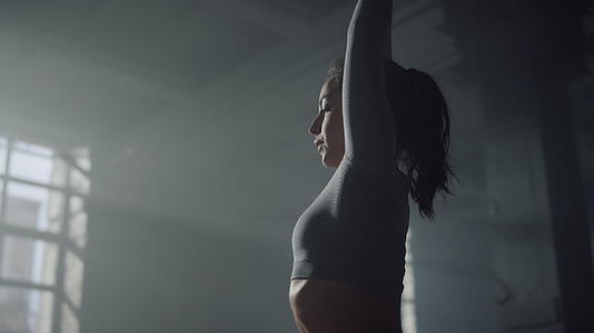 女性在健身房锻炼前伸展身体视频的预览图