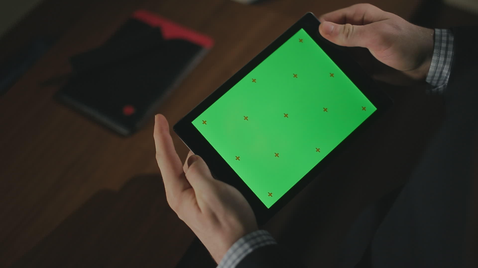 男性手使用绿色屏幕的平板电脑视频的预览图