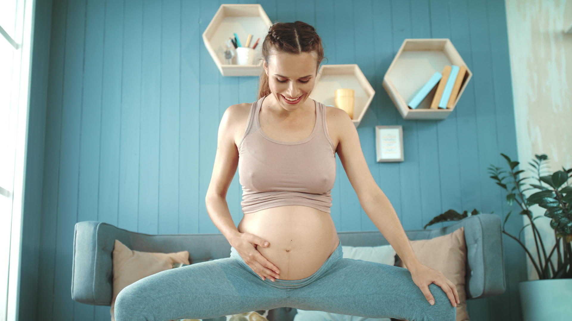 怀孕妈妈在家做瑜伽视频的预览图