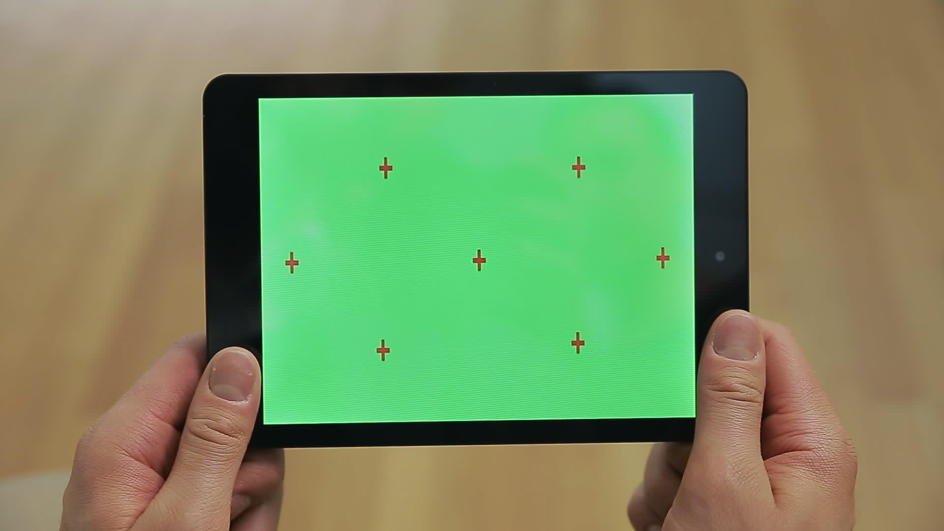 【不需要肖像权】男人手里拿着绿色屏幕的平板视频的预览图