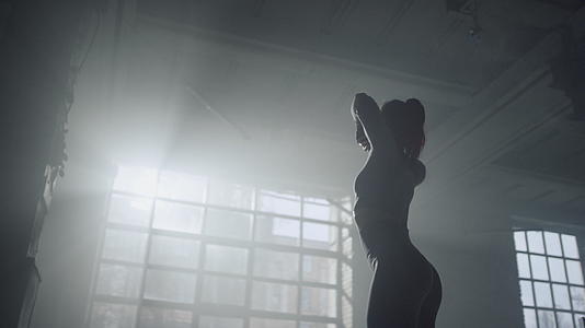 女性健美运动员伸展肩部肌肉视频的预览图