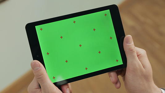 【不需要肖像权】男人手里拿着绿色屏幕的平板视频的预览图