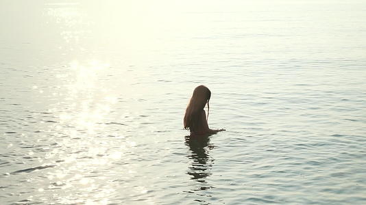 女性海边度假背影视频的预览图