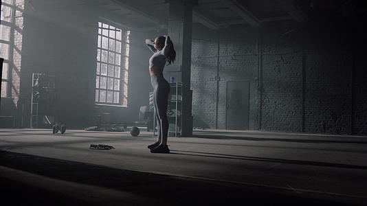 女运动员准备锻炼热身肩颈肌肉视频的预览图