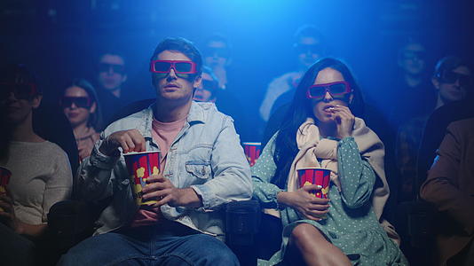 年轻情侣享受3d看电影沉浸在情节中视频的预览图