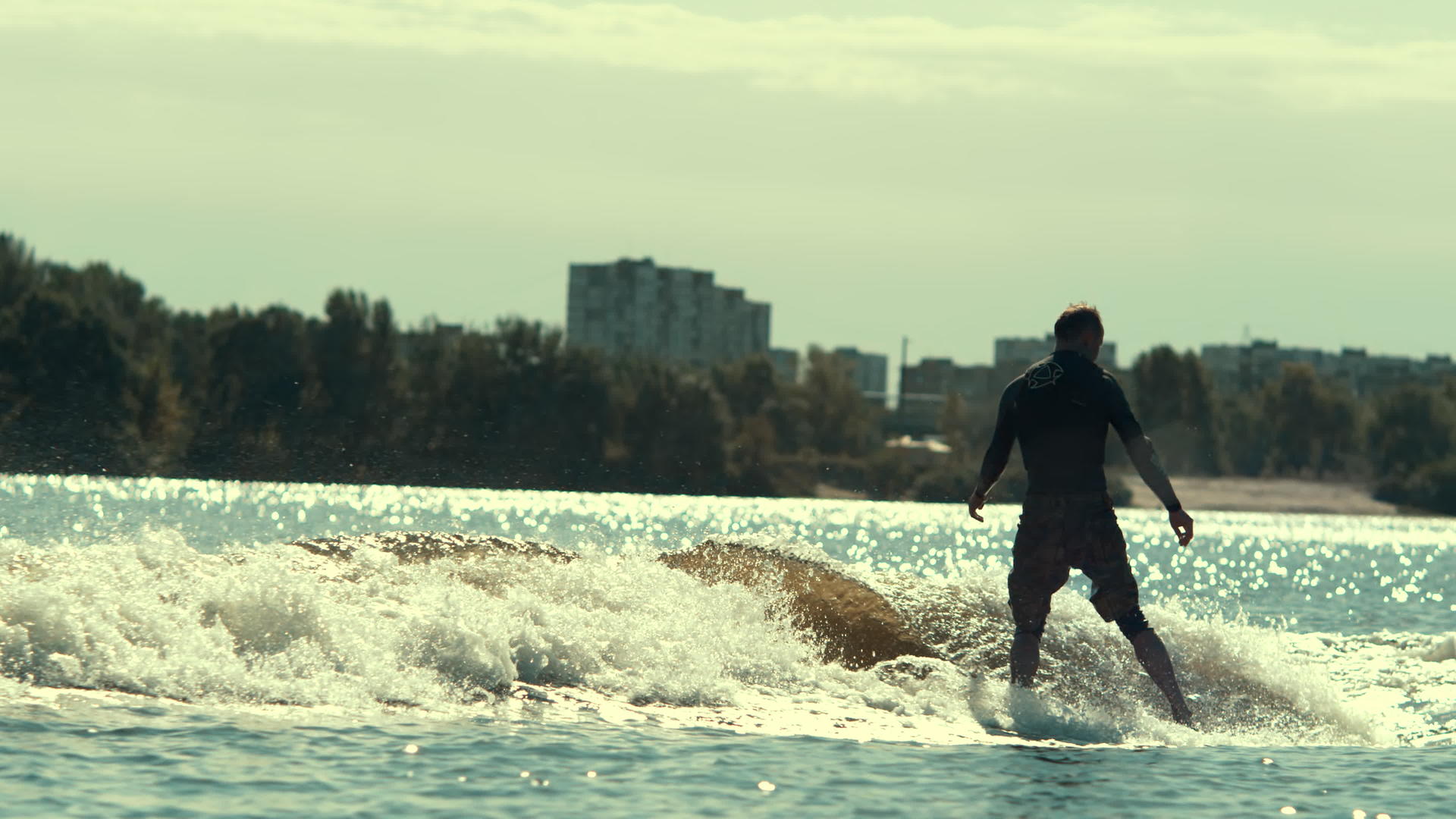男人在水上做运动视频的预览图