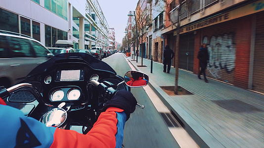 男子在城市交通路上骑摩托车视频的预览图
