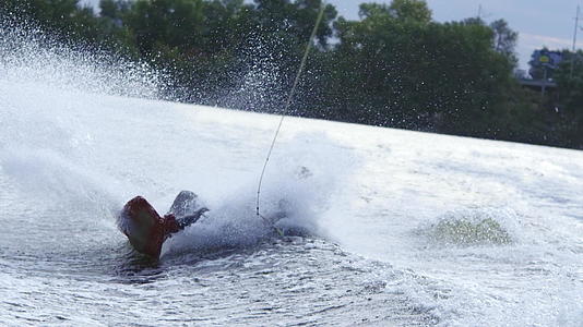 男人骑着冲浪板掉进水里视频的预览图