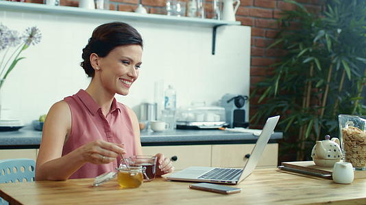 女人在家生活边喝茶边工作视频的预览图