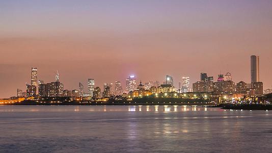 4K实拍海滨城市青岛内透灯光夜景延时摄影视频的预览图