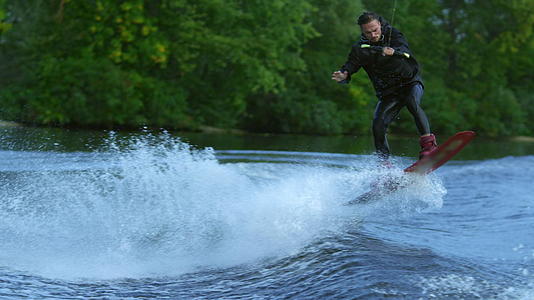 男人骑在水上冲浪视频的预览图
