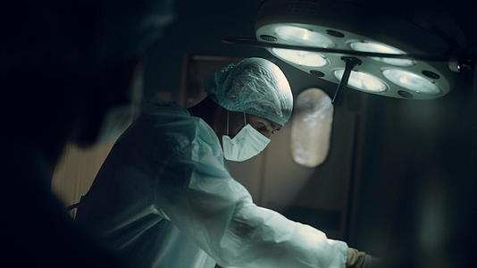 专注于黑暗无菌医院手术室的外科医生视频的预览图