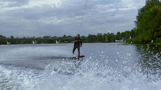 这名男子在夏季河的汽艇波上骑马冲浪视频的预览图