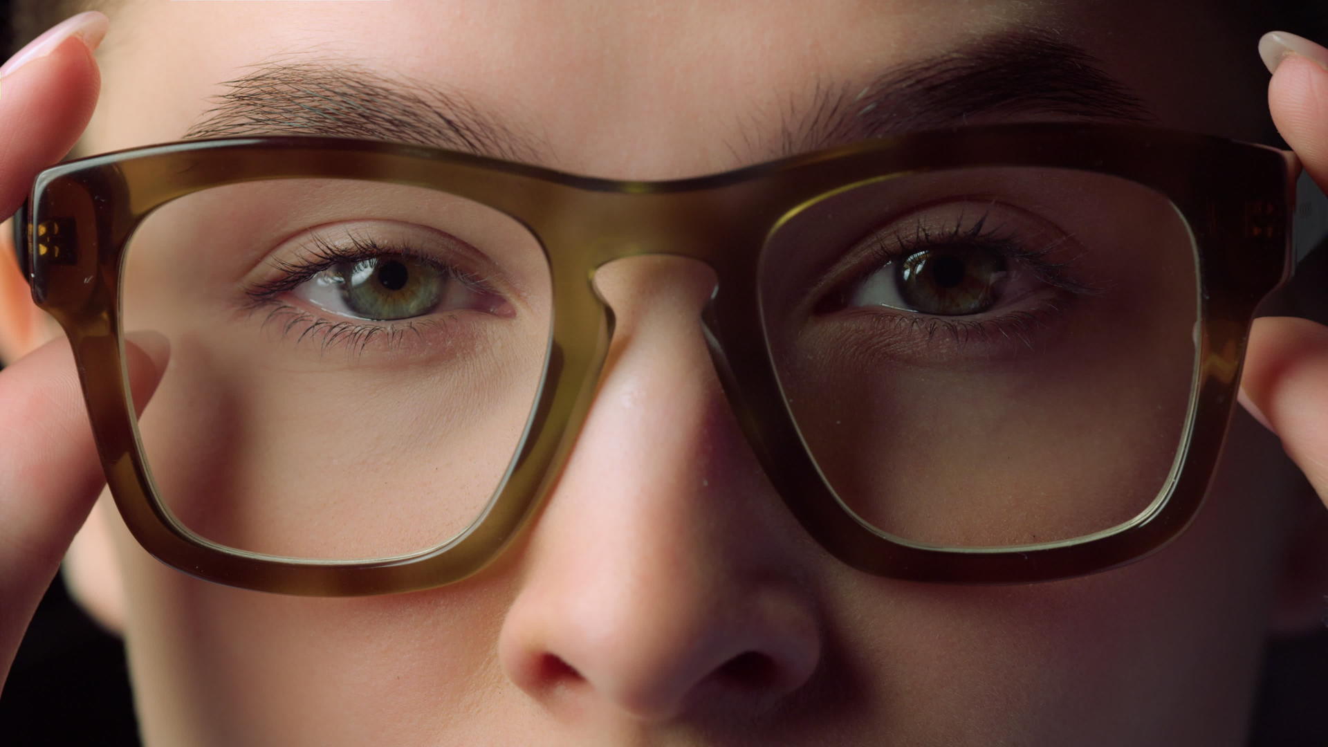 商业女性白领脸上戴着眼镜面对镜头视频的预览图