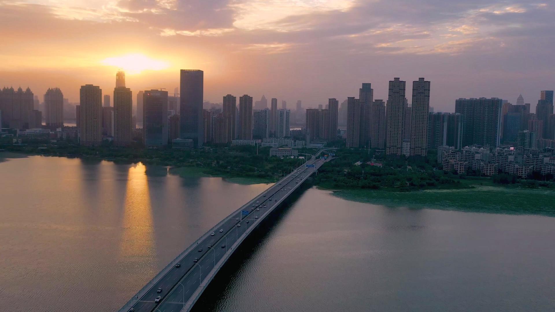 航拍武汉沙湖大桥日落延时视频的预览图