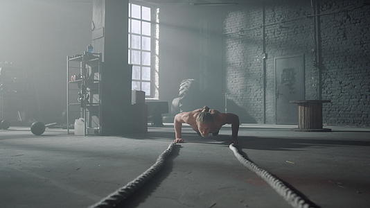 运动员在健身房做俯卧撑进行健身训练视频的预览图