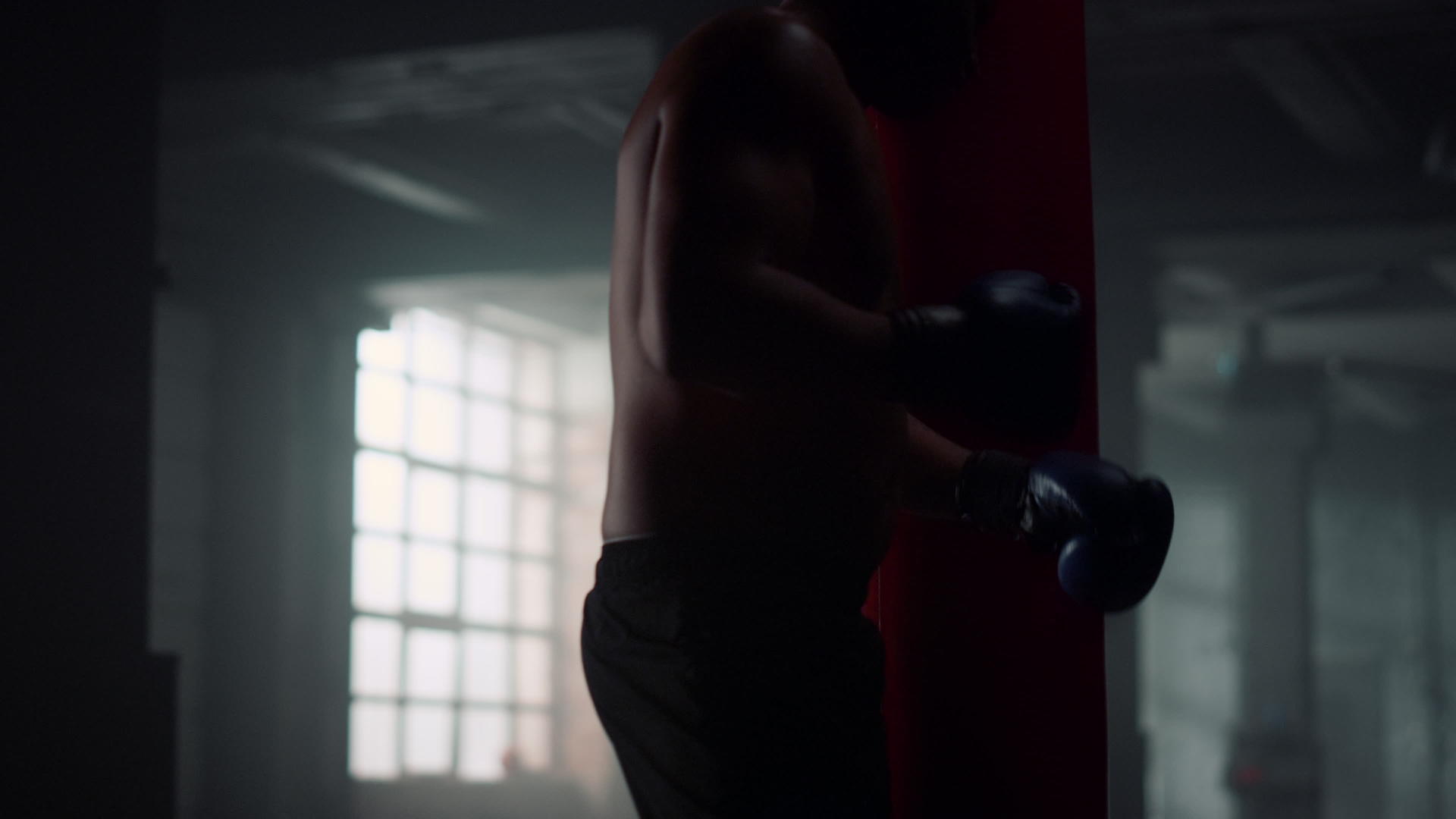 男性运动员用沙袋进行拳击训练视频的预览图