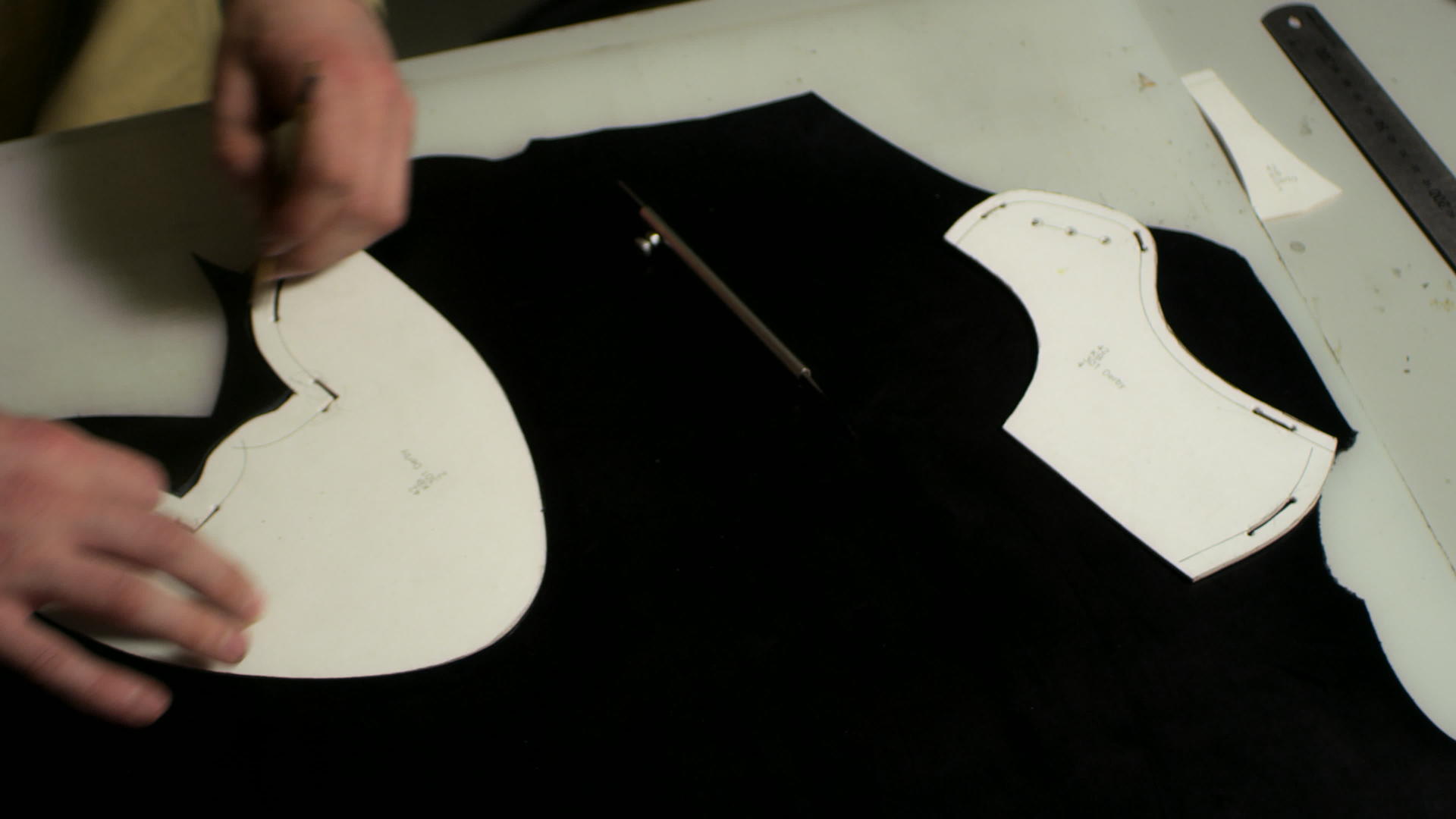 使用手工艺品制作皮革的人视频的预览图