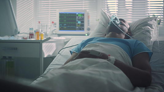 病人在急诊室呼吸氧气面罩视频的预览图