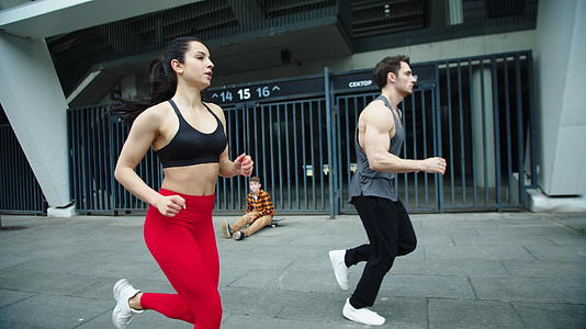 年轻夫妇在户外锻炼和健身视频的预览图