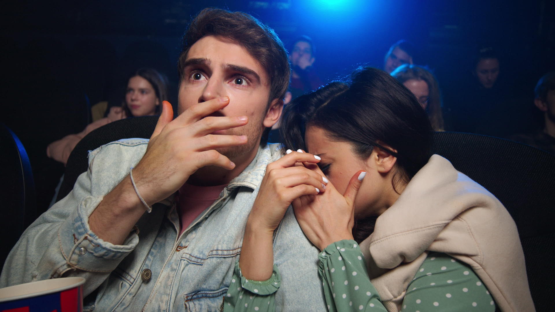 情侣们看电影沉浸在情节表情中视频的预览图