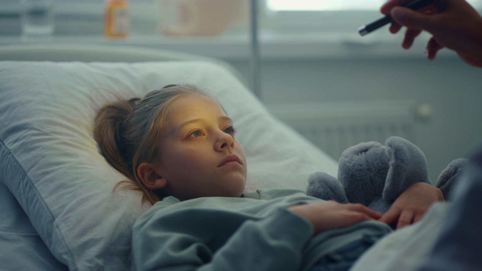 病重的女孩躺在病床上拥抱玩具医生检查病人的症状视频的预览图