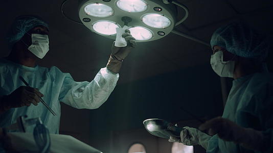医生在手术室调整了手术灯视频的预览图