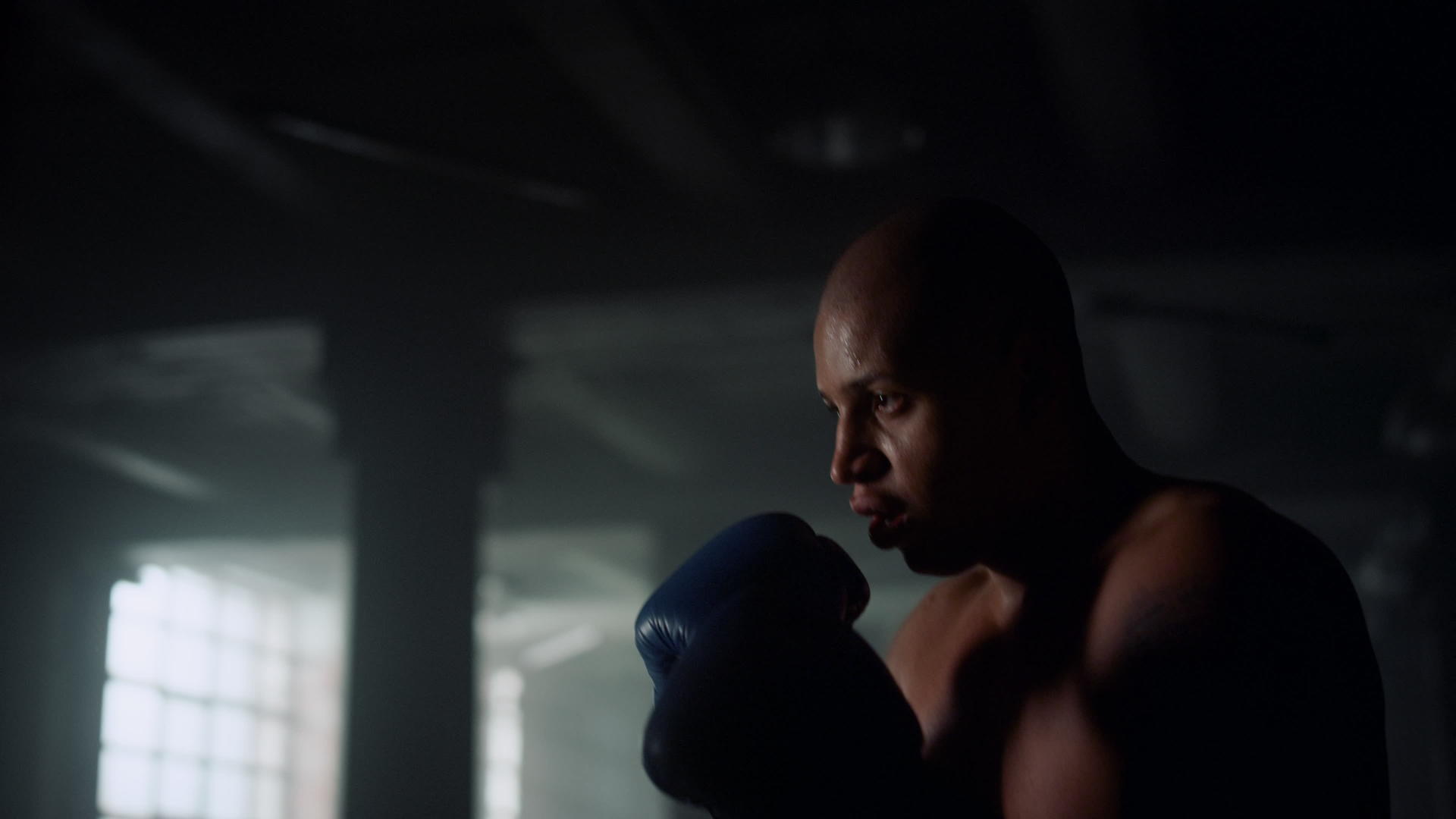 男拳击手在现代健身房练习踢腿视频的预览图