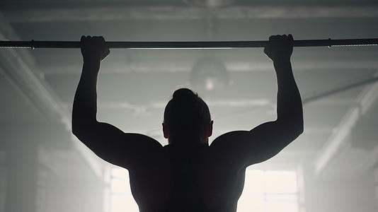 男性运动员用引体向上锻炼手臂肌肉视频的预览图