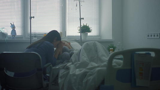 病重的孩子躺在床上母亲担心在诊所治疗后生病的孩子视频的预览图