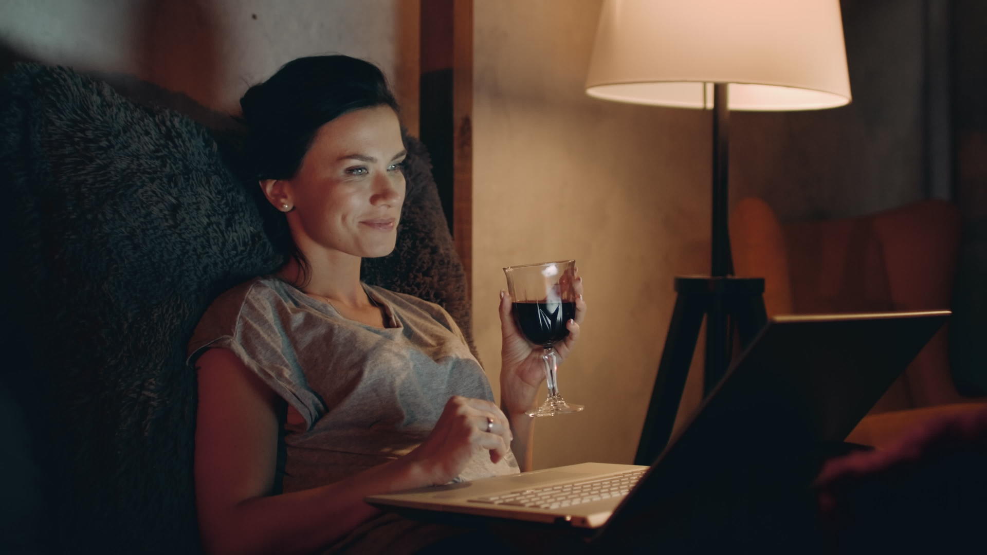 女人深夜在家喝红酒办公室视频的预览图