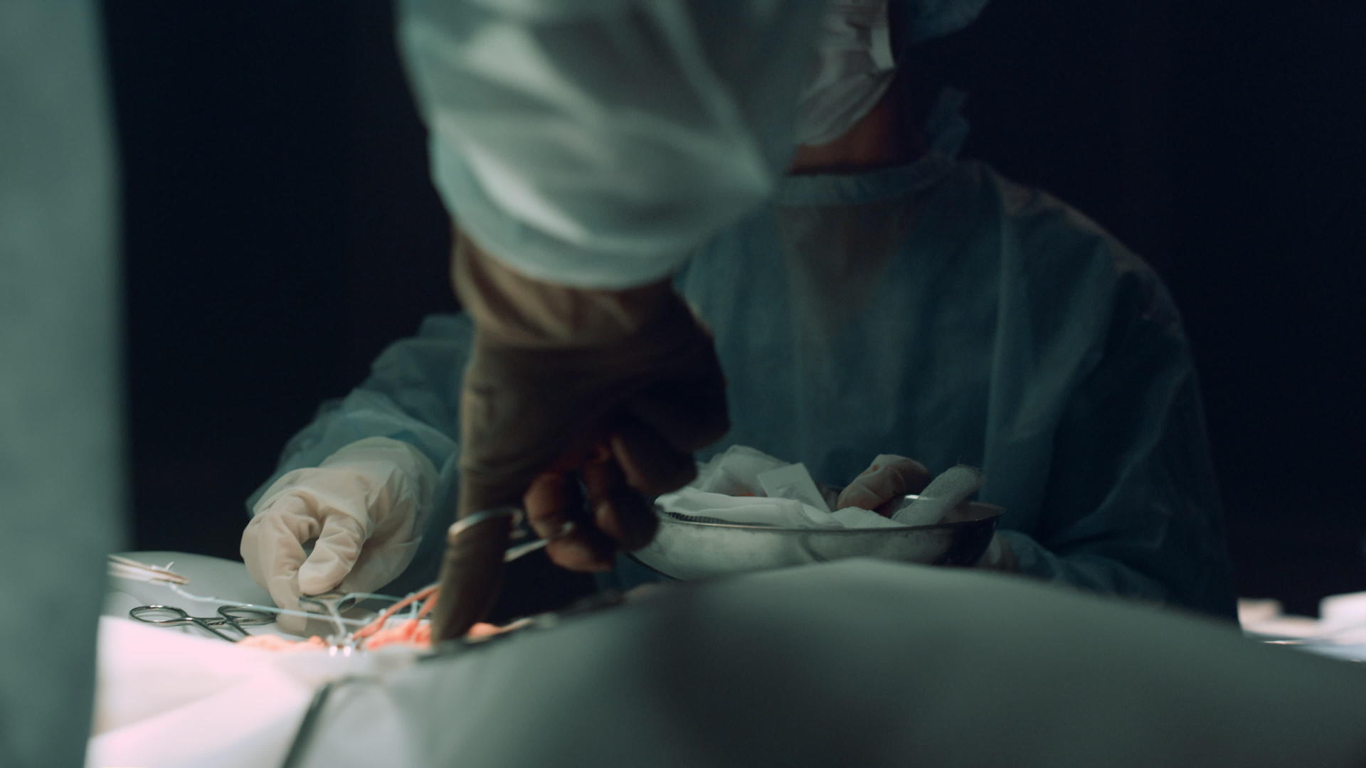 诊所的护士协助外科医生缝合伤口视频的预览图