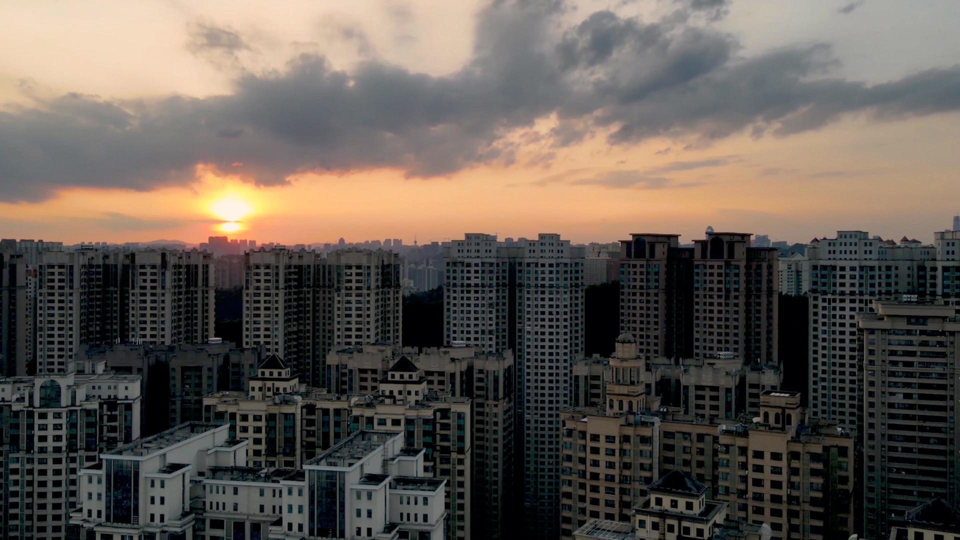 日落时贵阳紧密的城市住宅楼盘延时4K素材视频的预览图