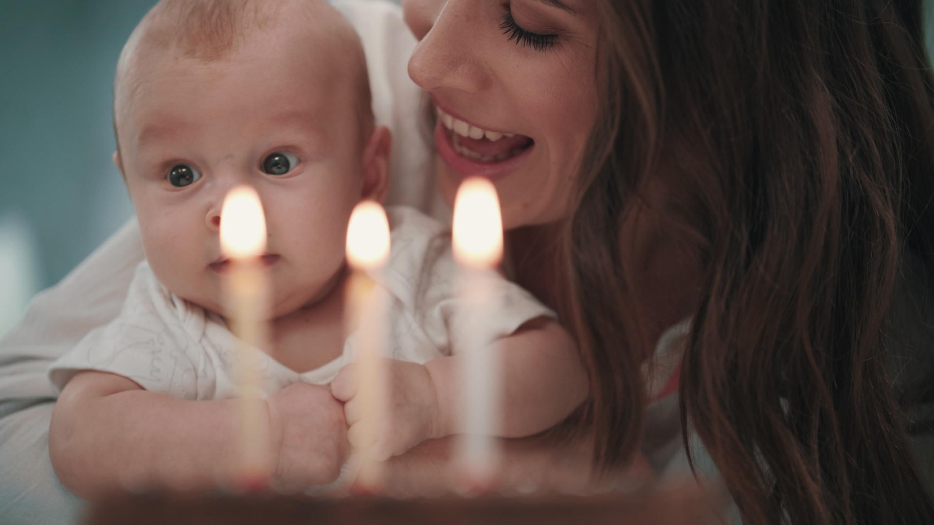妈妈陪宝宝吹生日蜡烛视频的预览图