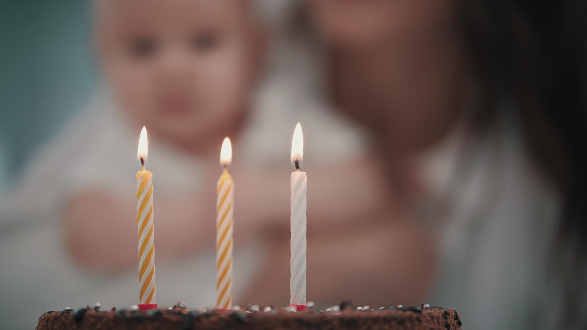妈妈陪着宝宝在生日蛋糕上吹蜡烛视频的预览图
