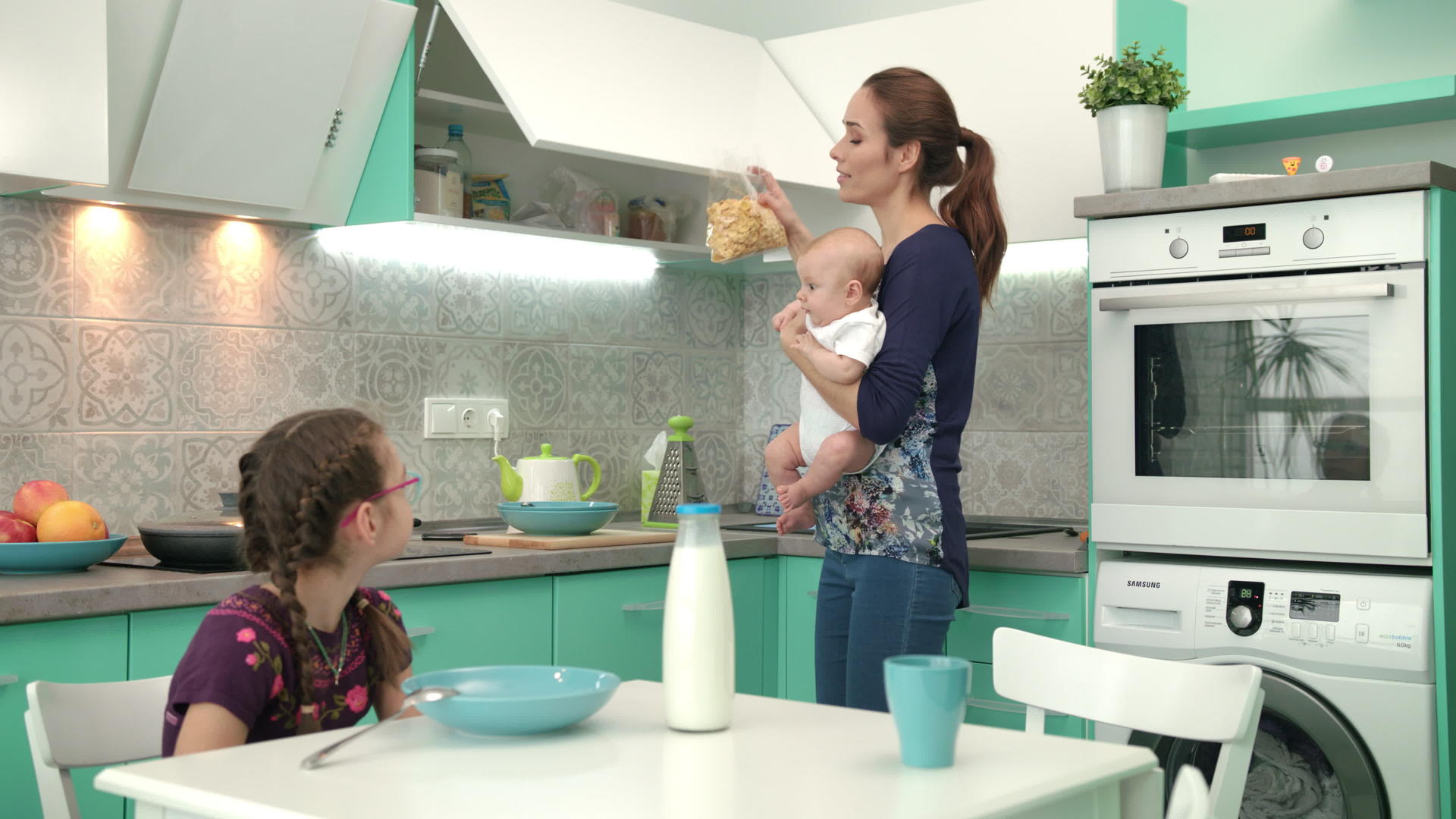 母亲和婴儿为大女儿做健康早餐视频的预览图