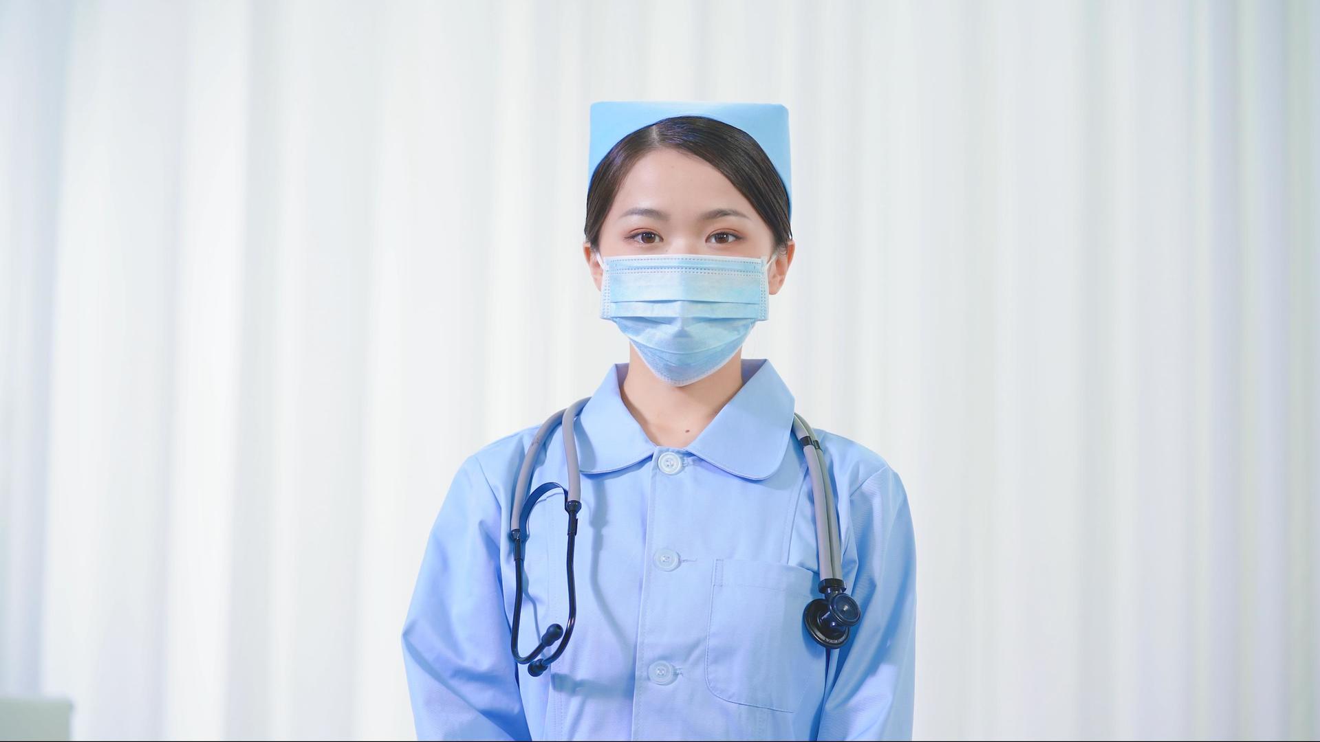 4k摘下口罩微笑的女护士视频的预览图