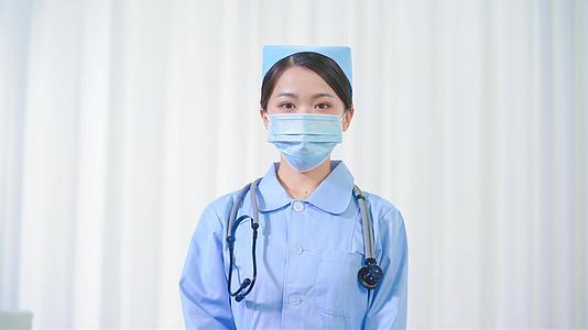 4k摘下口罩微笑的女护士视频的预览图