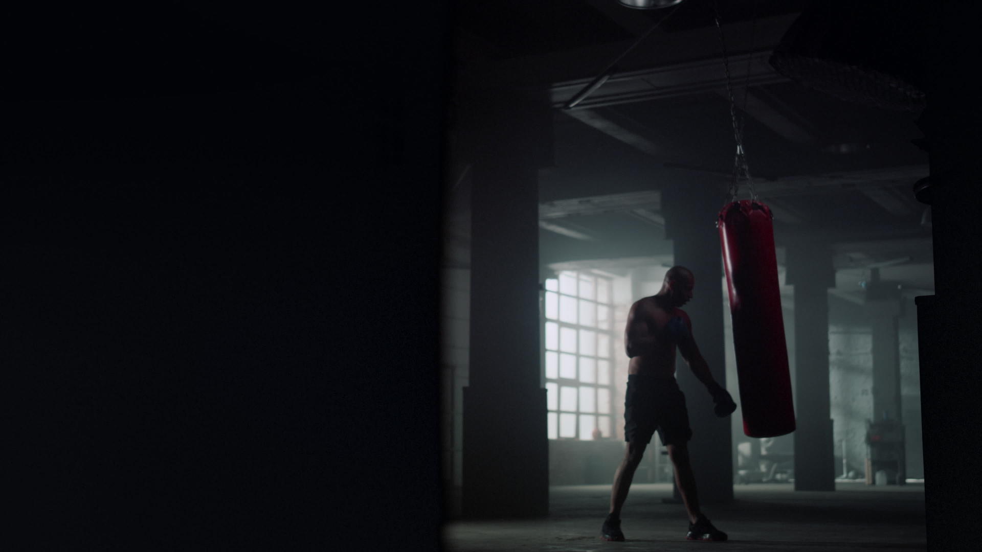 健身男和沙袋打架做强度运动视频的预览图