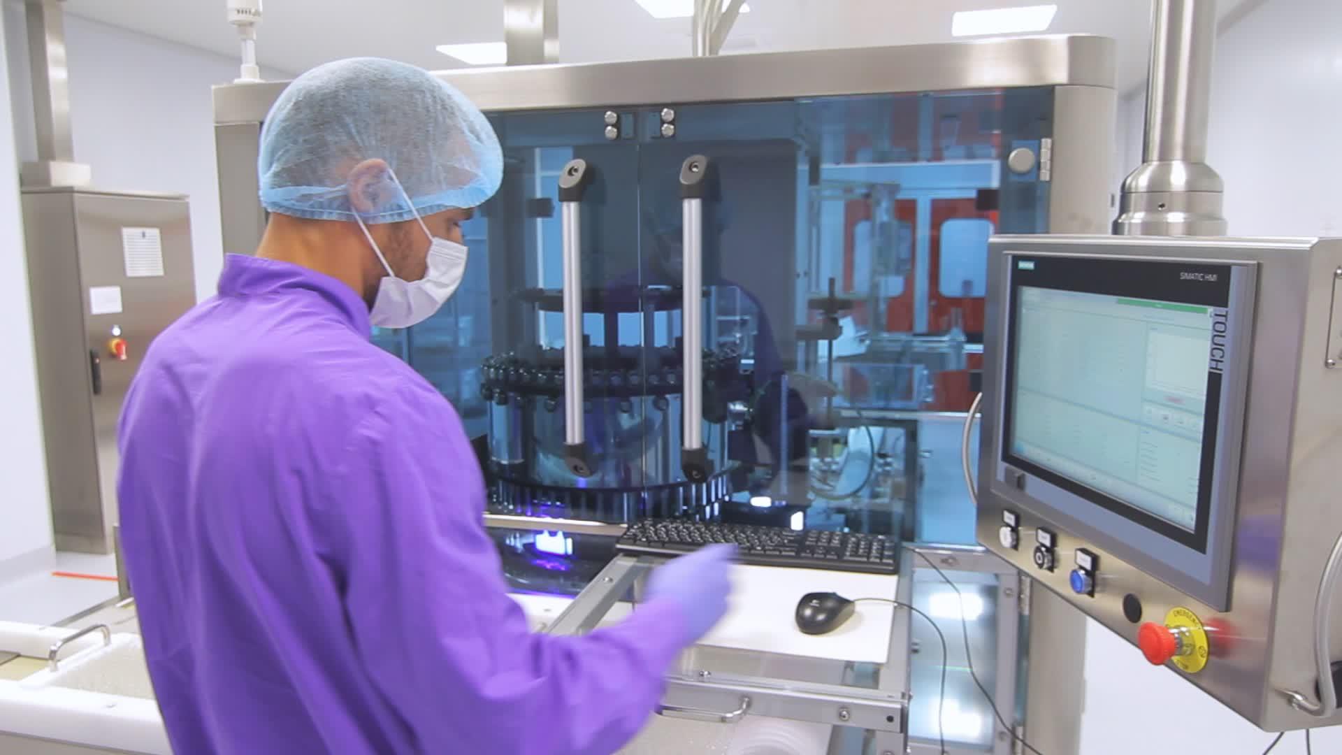 工厂的操作员控制制药设备视频的预览图