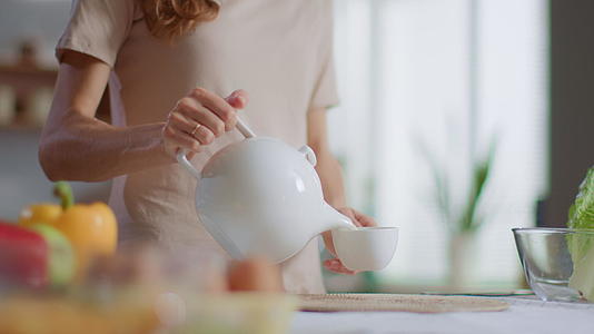 女人早起喝一杯茶视频的预览图