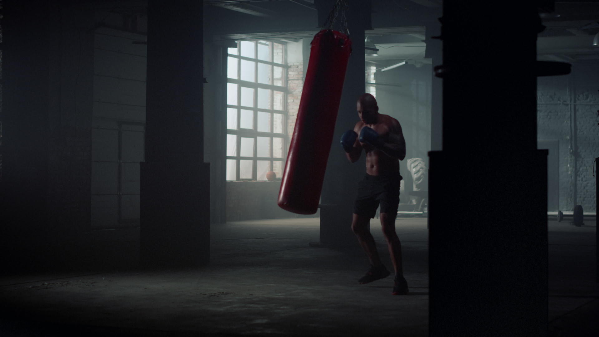 跆拳道运动员在健身房玩运动包、手套和重沙袋视频的预览图