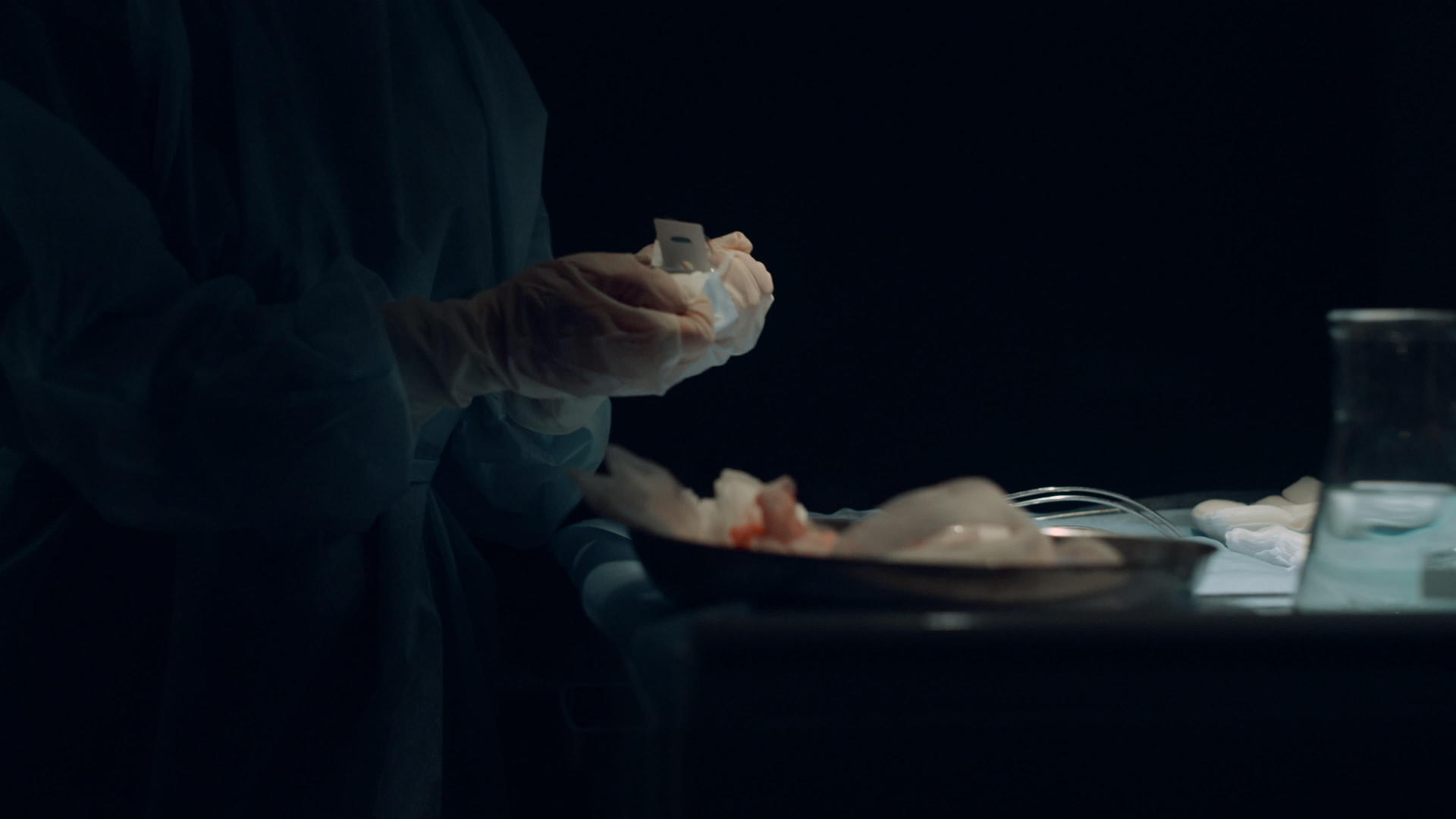 护士的手在黑暗的手术室特写伤口缝合工具视频的预览图