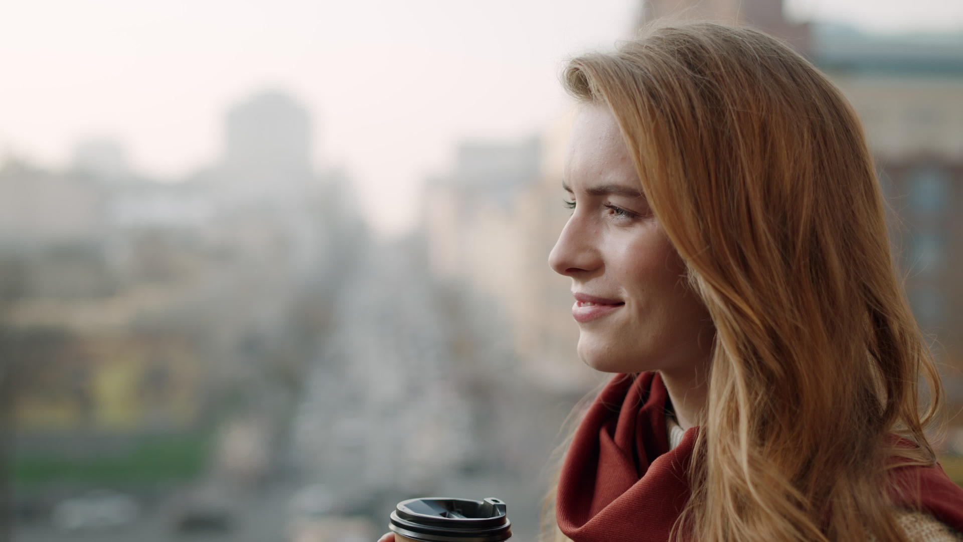 冬天户外女性喝热咖啡表情满足视频的预览图