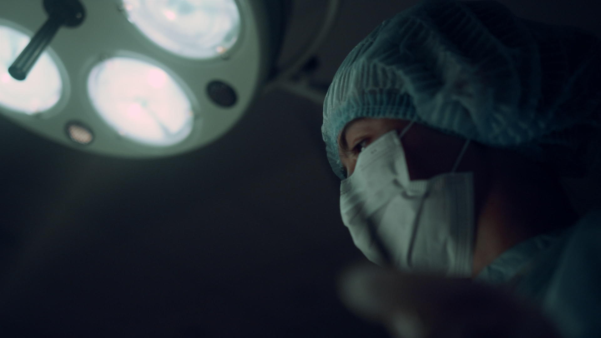 护士拿着医疗夹在手术室做手术视频的预览图